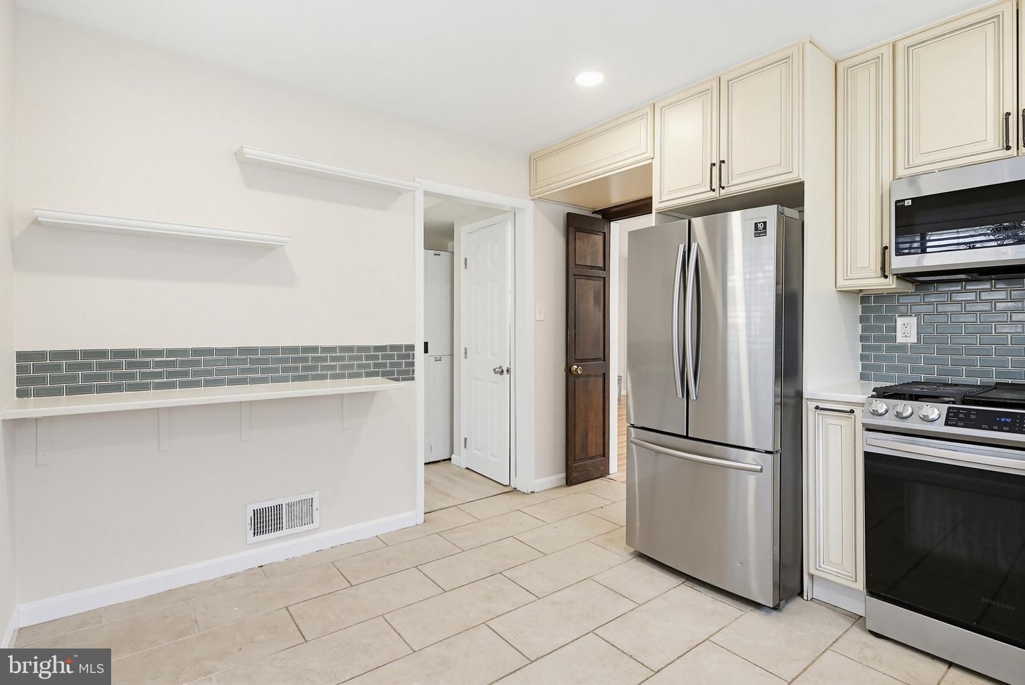 9717 Hedin Dr Property Photo 3