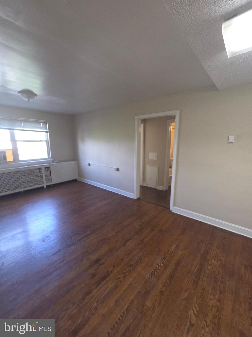 9863 Main St #3 Property Photo 8