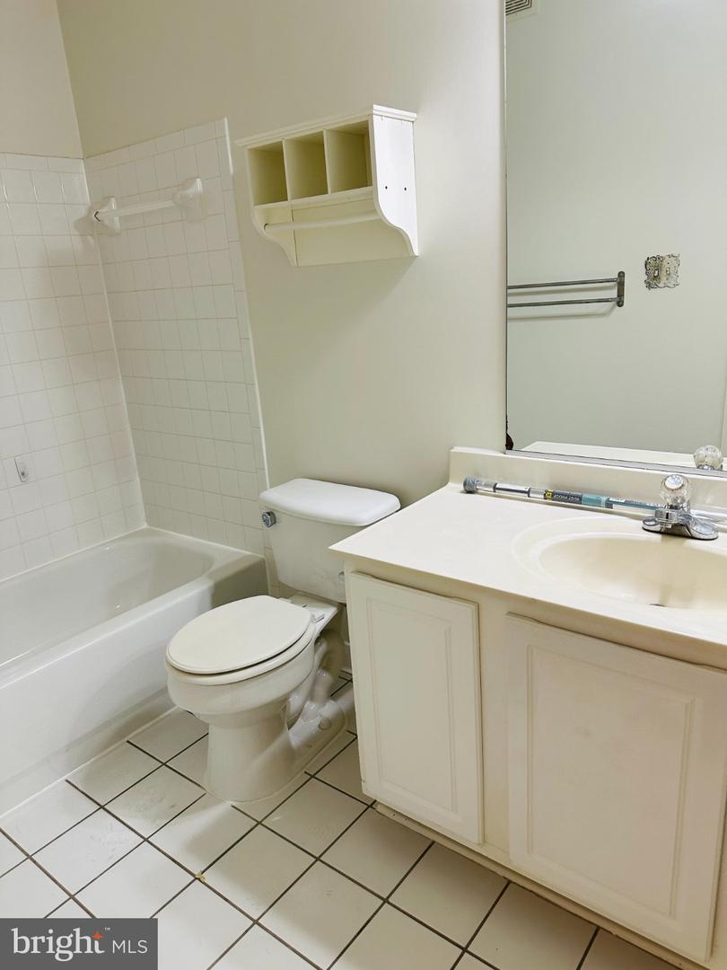 262 Fountain Green Ln #200 Property Photo 11