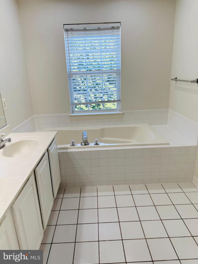 262 Fountain Green Ln #200 Property Photo 15