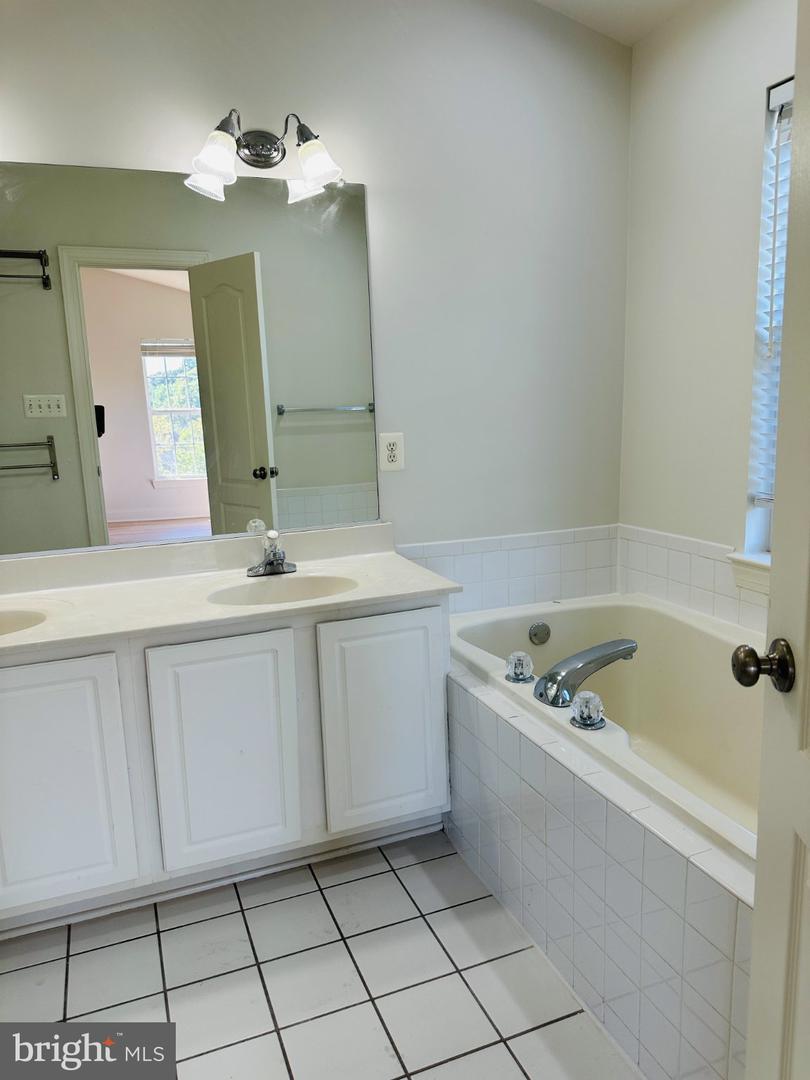 262 Fountain Green Ln #200 Property Photo 17