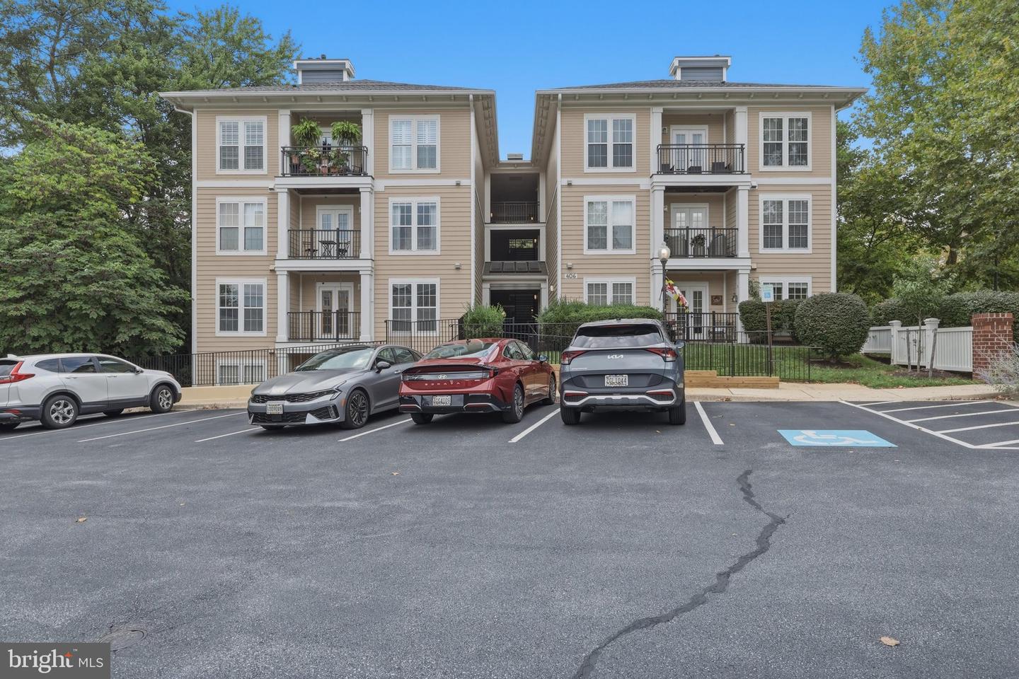 406 KENTLANDS BLVD #102 Property Photo 1