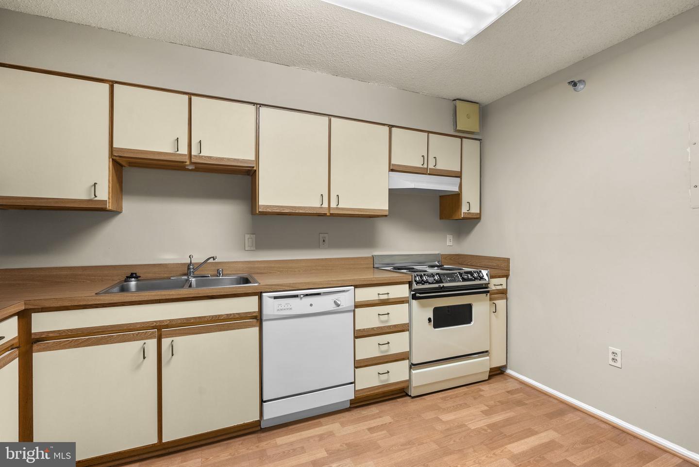 15101 Interlachen Dr #1-705 Property Photo 8