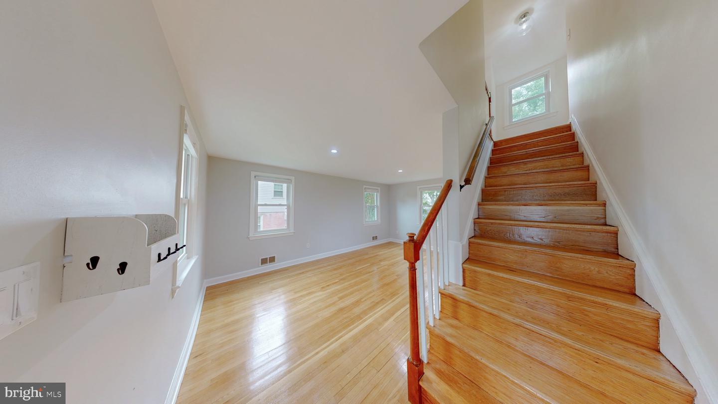 2410 Dexter Ave Property Photo 3