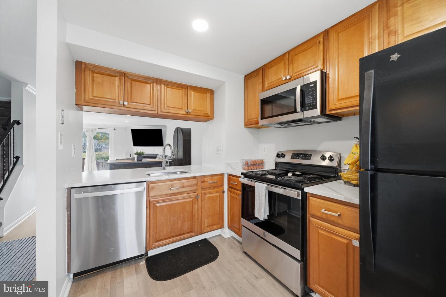 20204 Ravensdale Ct Property Photo 4