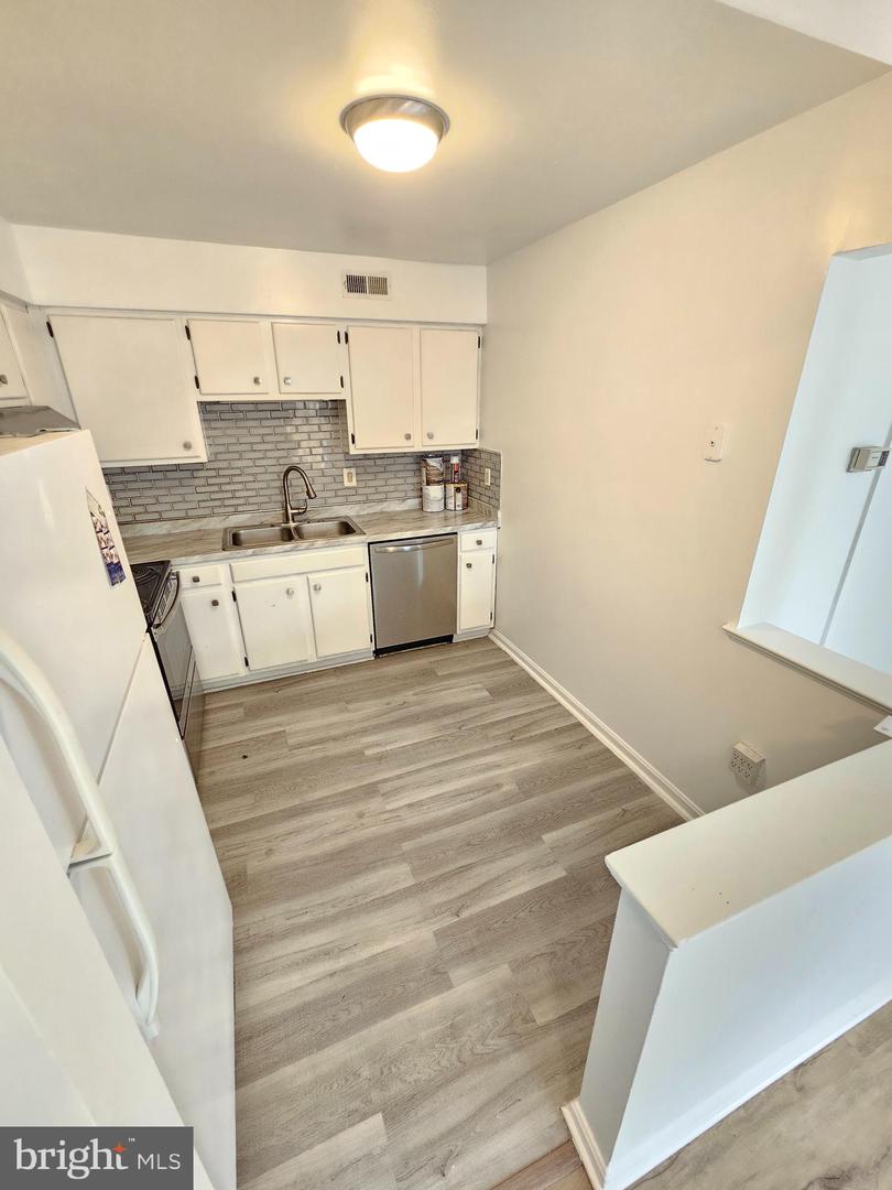 2939 Shepperton Ter Property Photo 10
