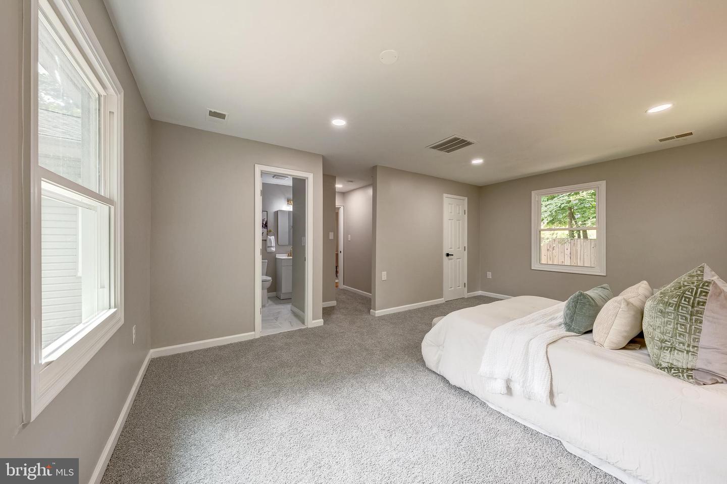 130 Whitmoor Ter Property Photo 13