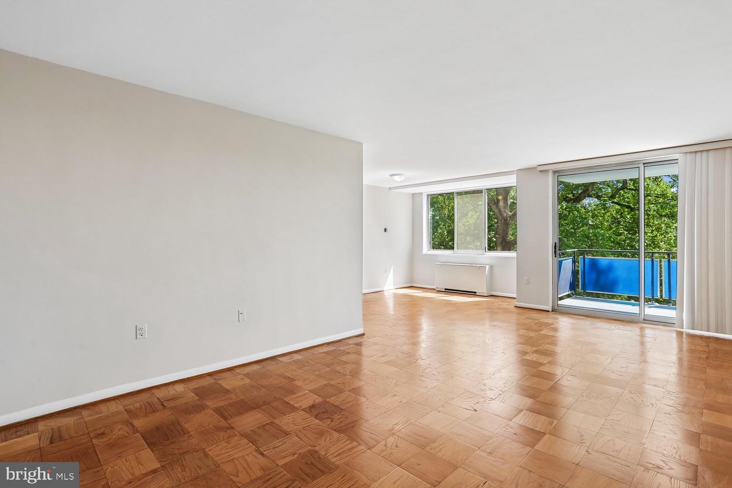 10401 Grosvenor Pl #511 Property Photo 3