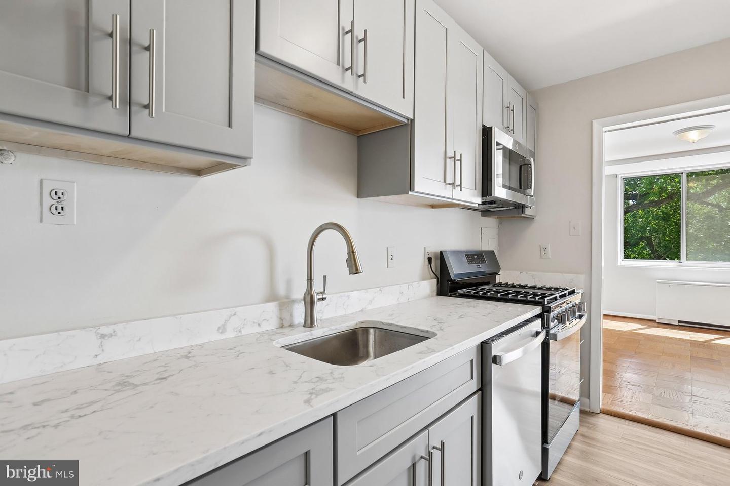 10401 Grosvenor Pl #511 Property Photo 15