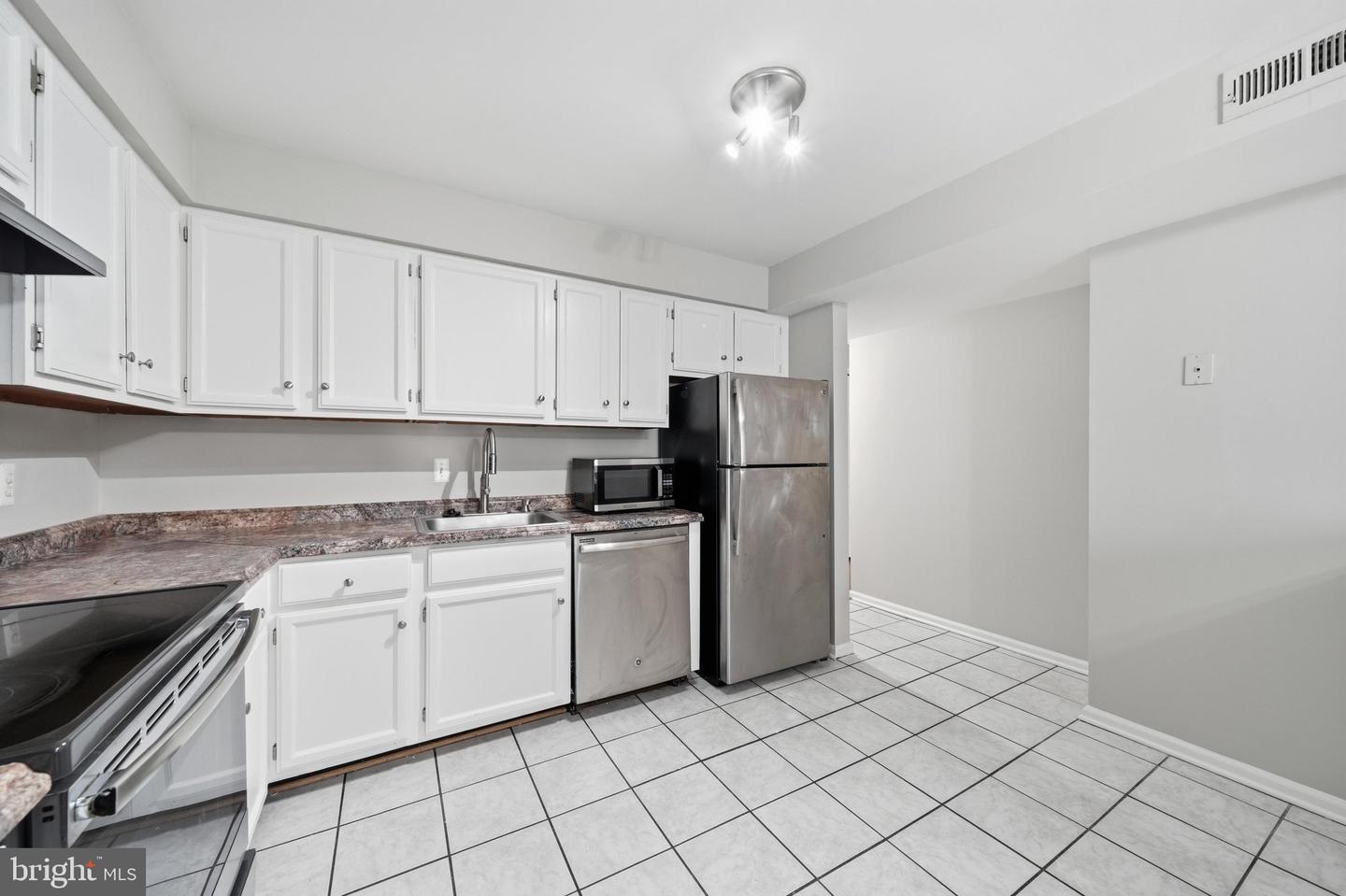 20307 Beaconfield Ter #102 Property Photo 17