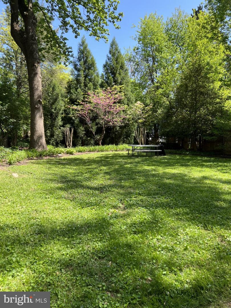 9807 Gardiner Ave Property Photo 3