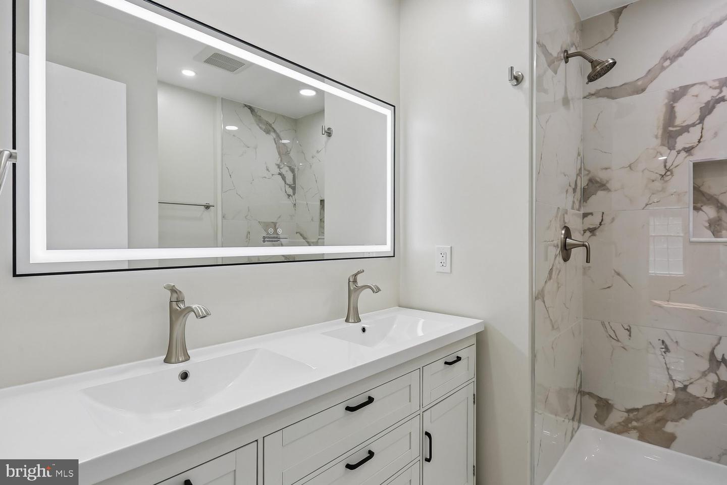 10826 Douglas Ave Property Photo 27