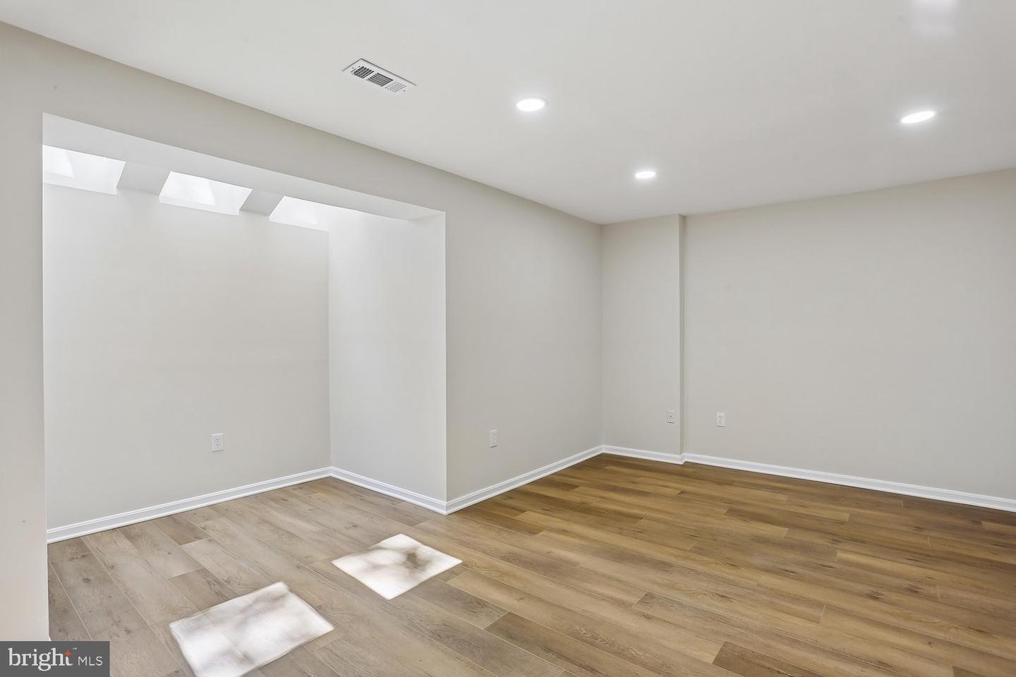 10826 Douglas Ave Property Photo 37