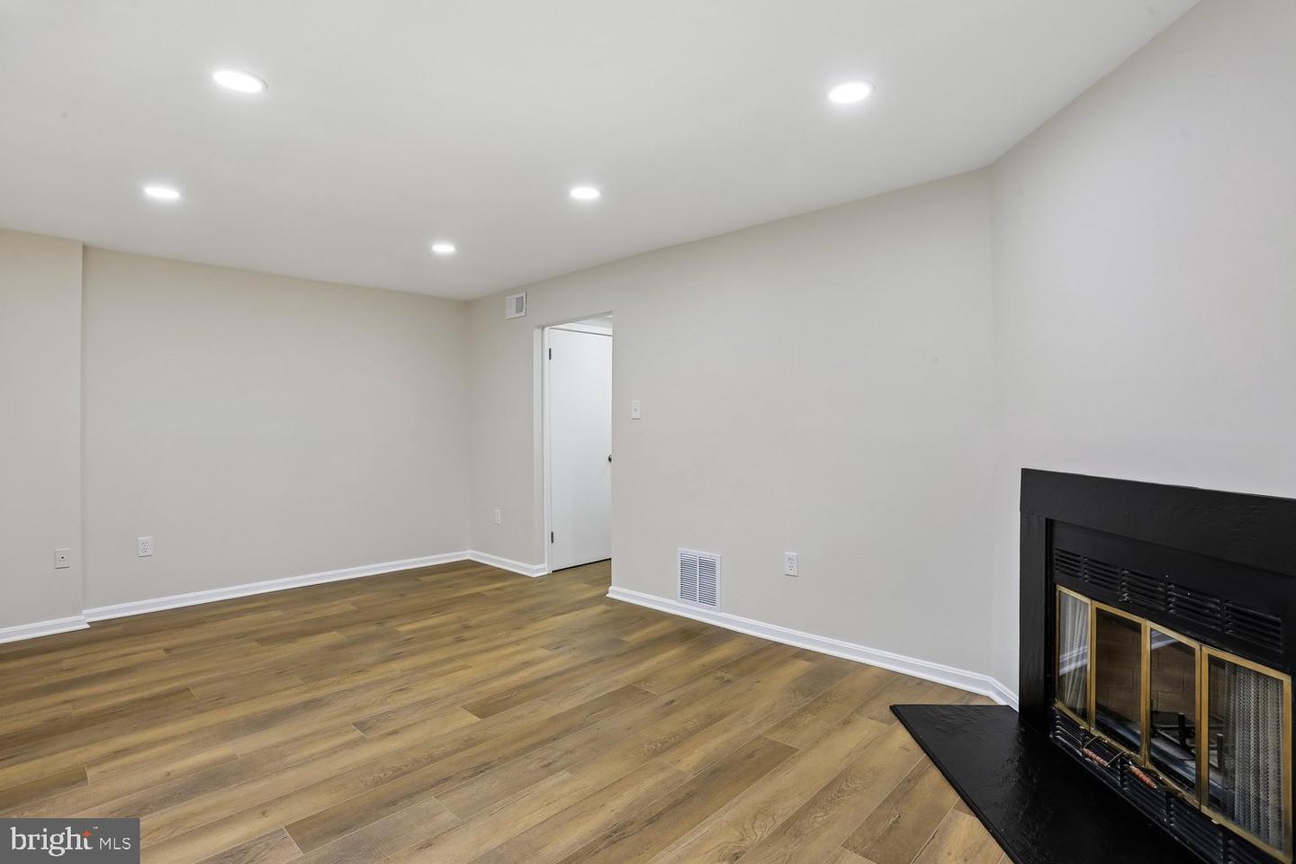 10826 Douglas Ave Property Photo 38