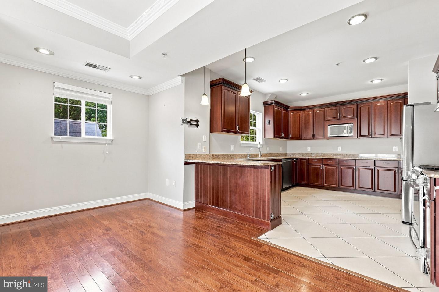 10717 Bentley Ln Property Photo 6