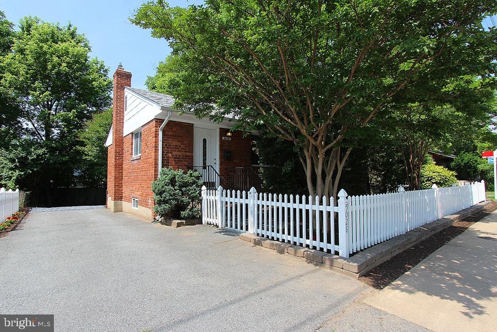 5028 RIVER RD Property Photo 1
