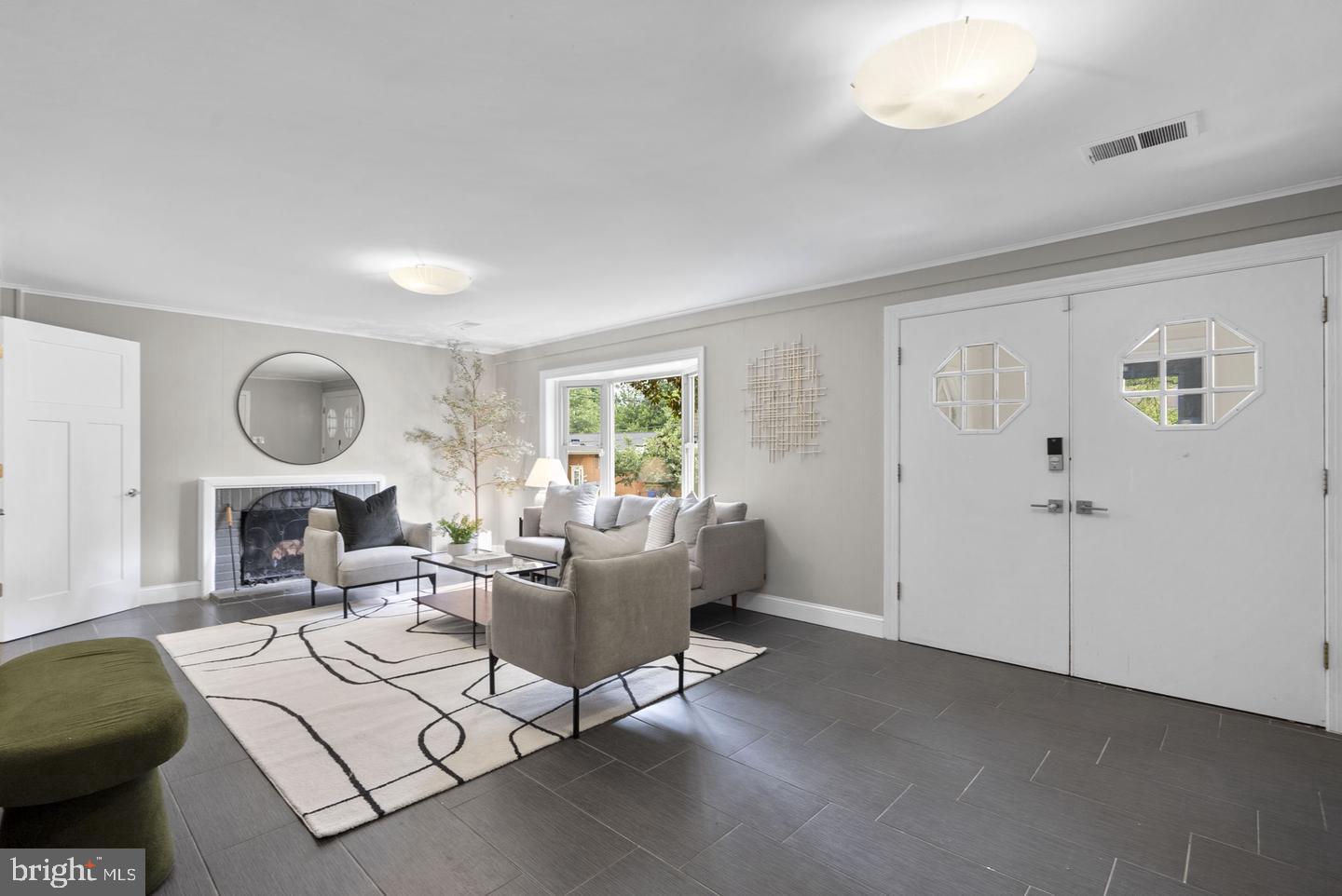 822 Loxford Ter Property Photo 3