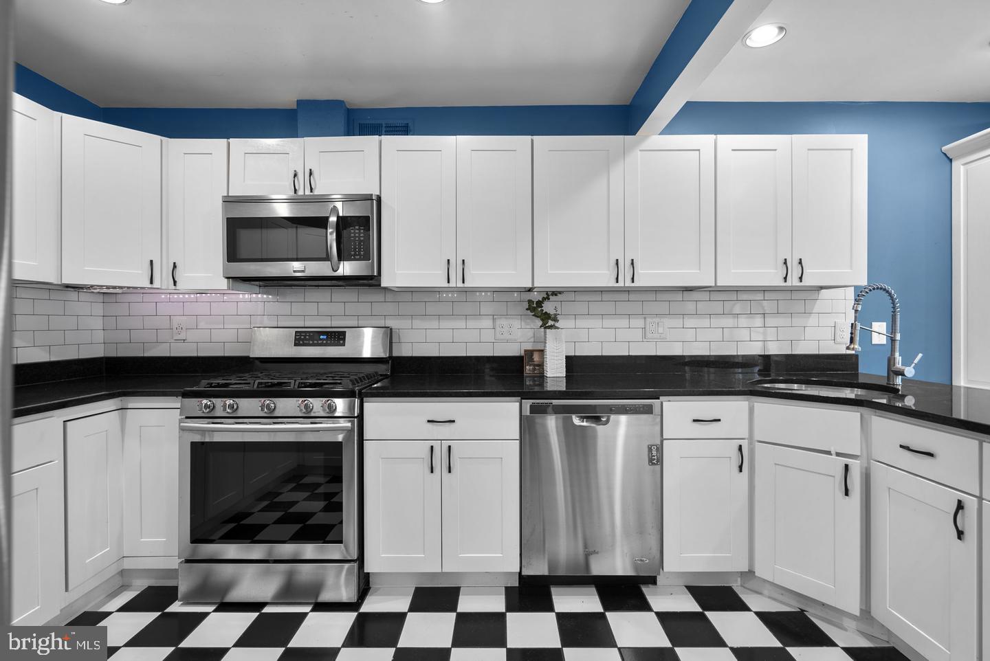 822 Loxford Ter Property Photo 17