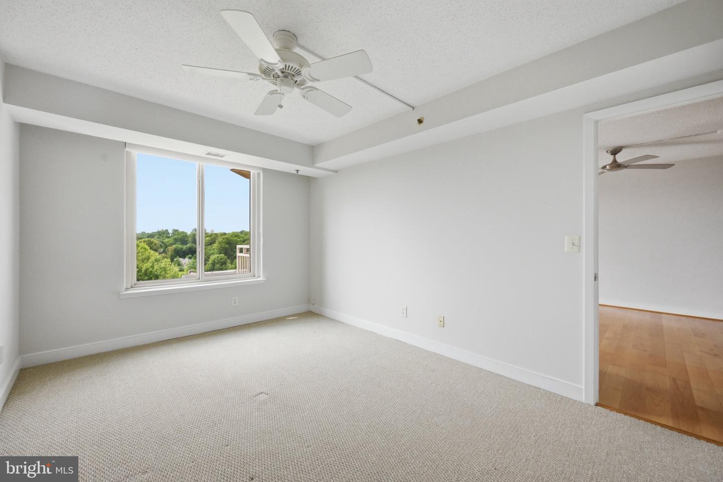 7500 Woodmont Ave #s1019 Property Photo 7