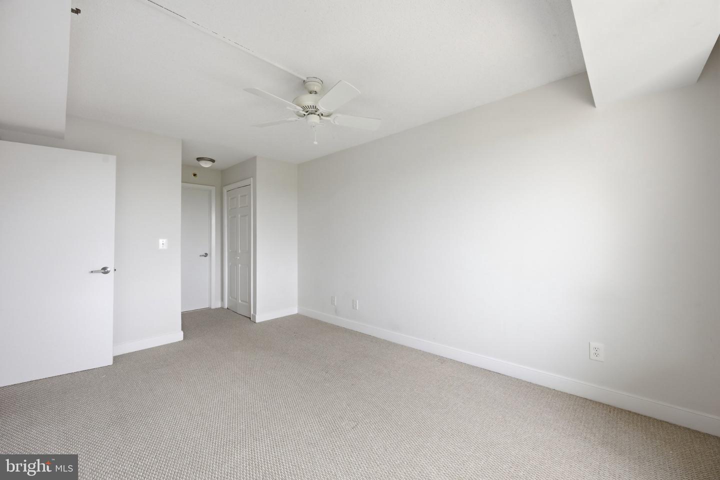 7500 Woodmont Ave #s1019 Property Photo 8