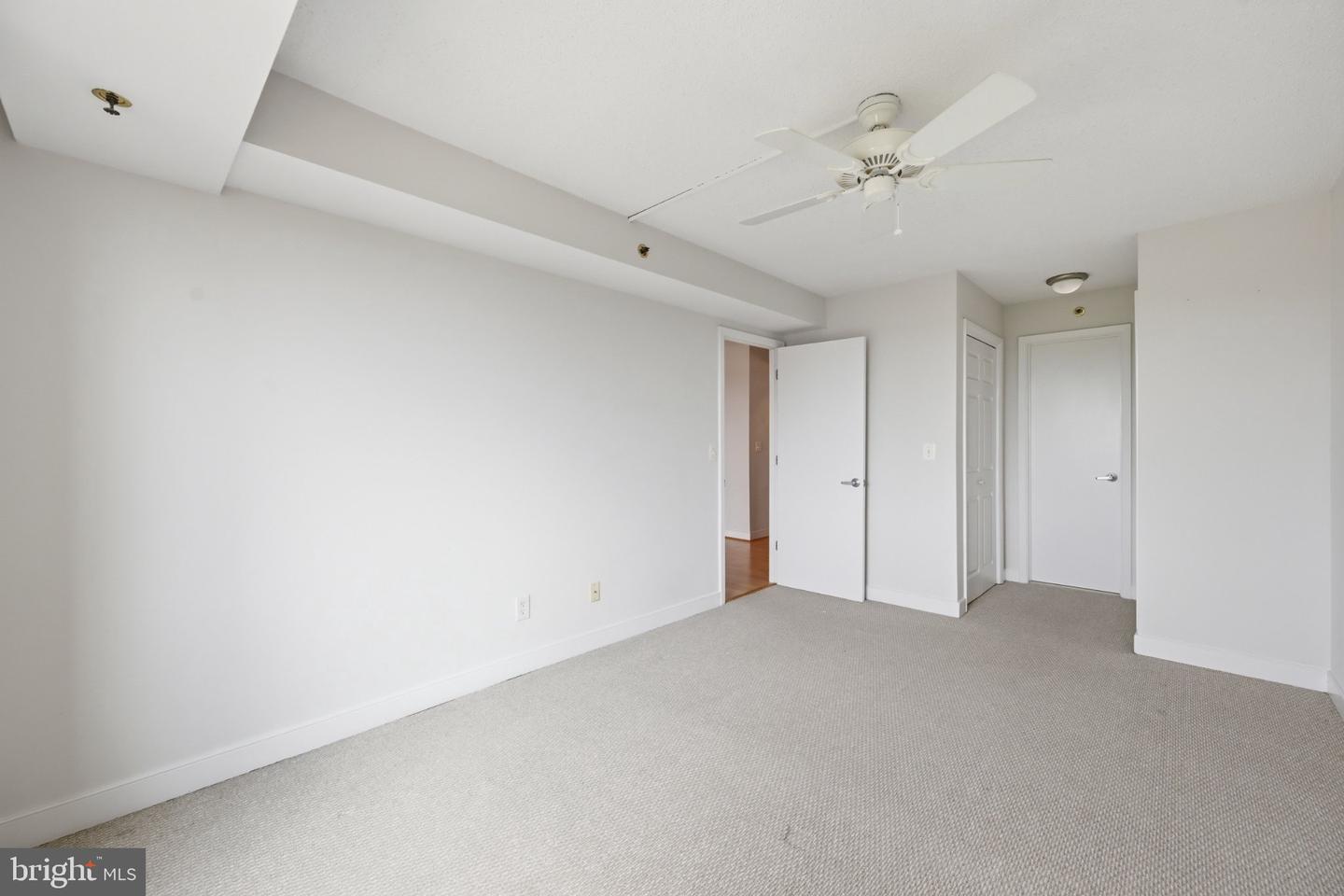 7500 Woodmont Ave #s1019 Property Photo 9