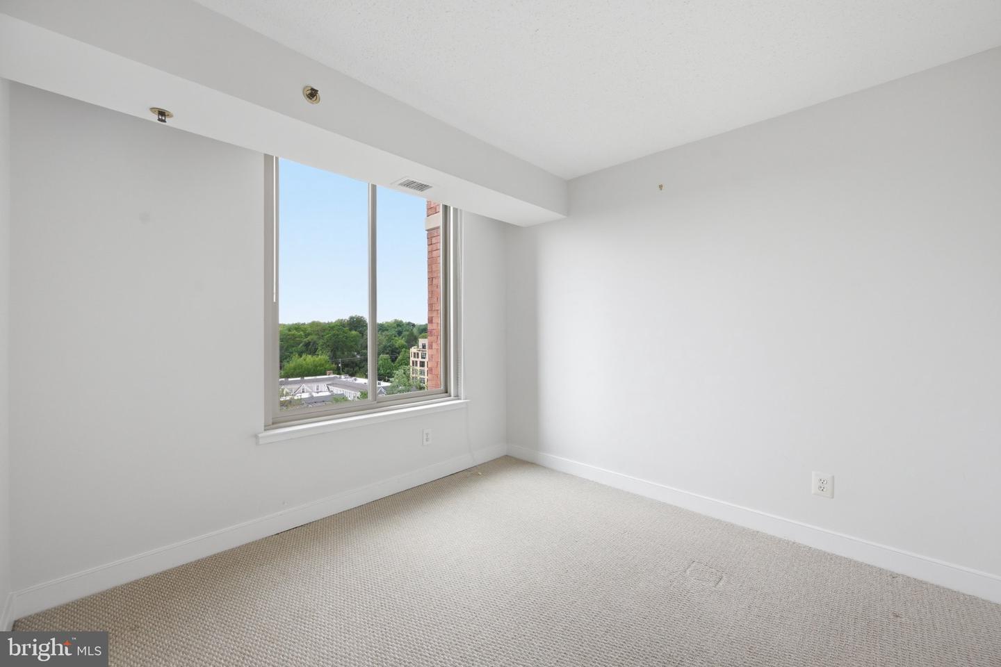 7500 Woodmont Ave #s1019 Property Photo 11