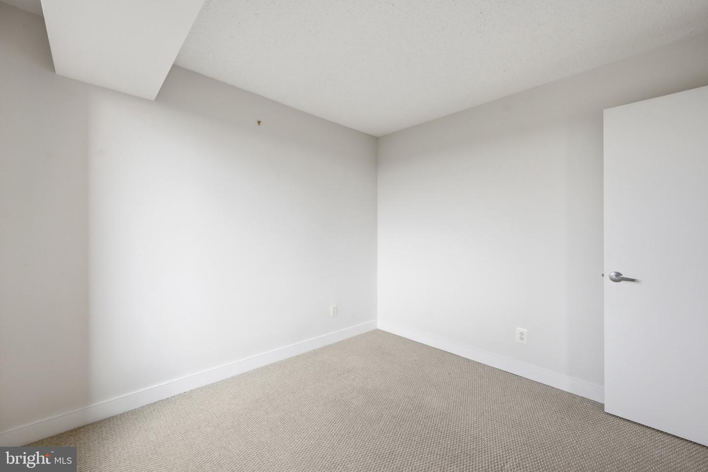 7500 Woodmont Ave #s1019 Property Photo 14