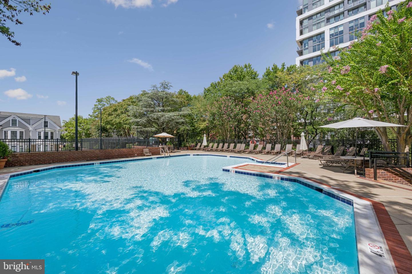 7500 Woodmont Ave #s1019 Property Photo 22