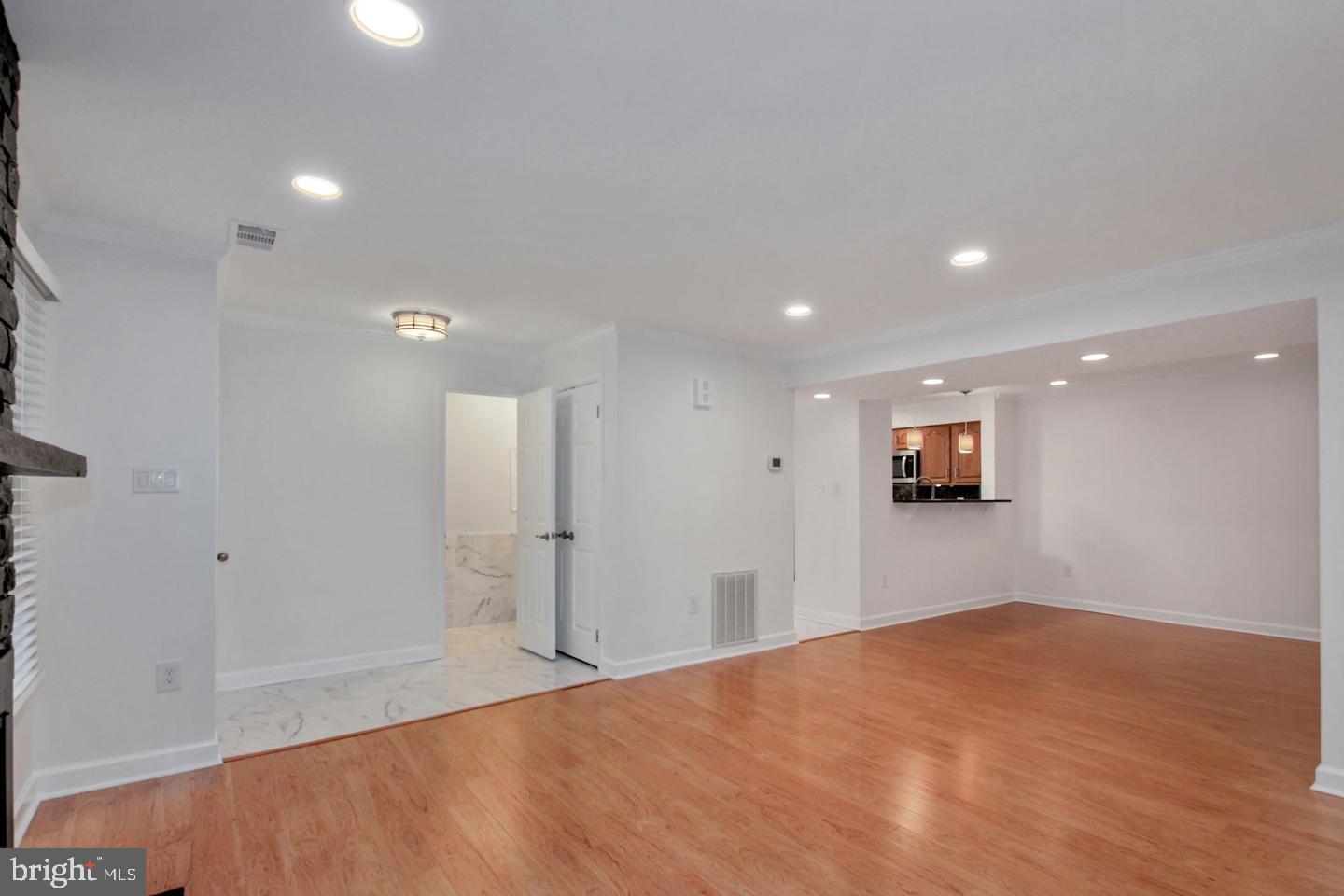 5801 Linden Square Ct Property Photo 4