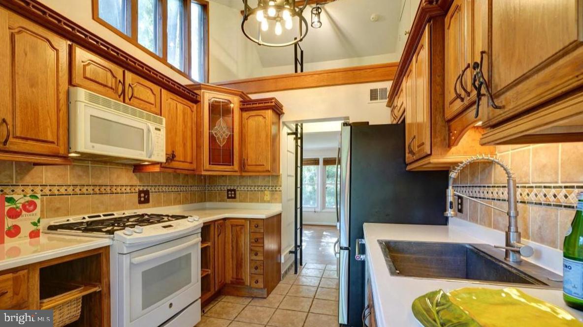 1224 SIMMONS DR