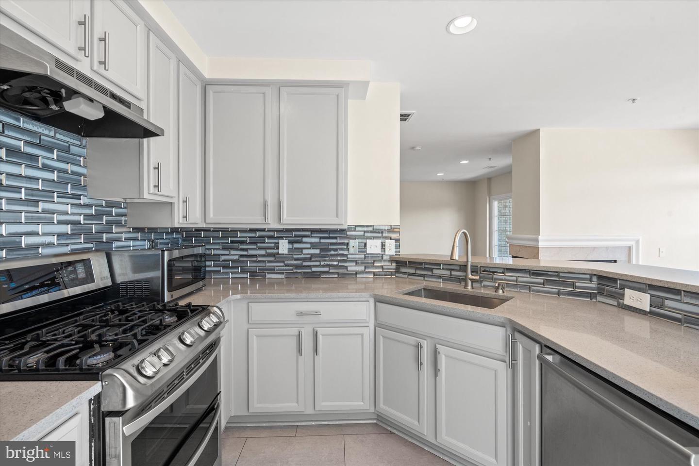 220 Fallsgrove Blvd #3 Property Photo 10