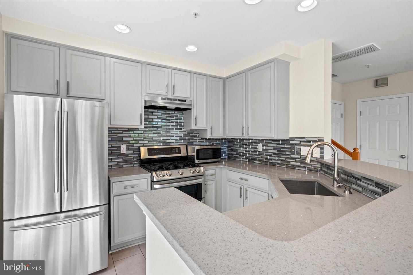 220 Fallsgrove Blvd #3 Property Photo 11