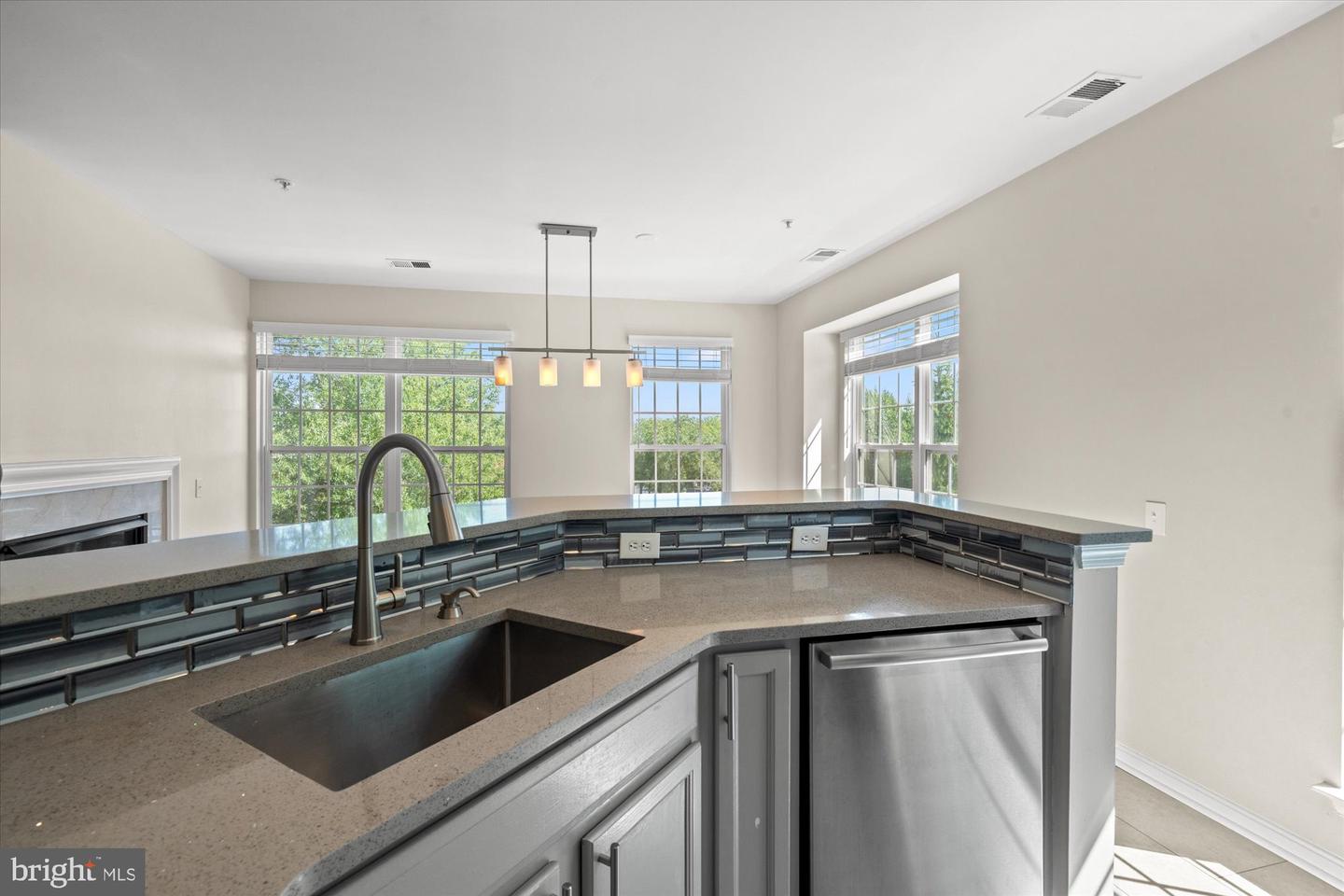 220 Fallsgrove Blvd #3 Property Photo 12