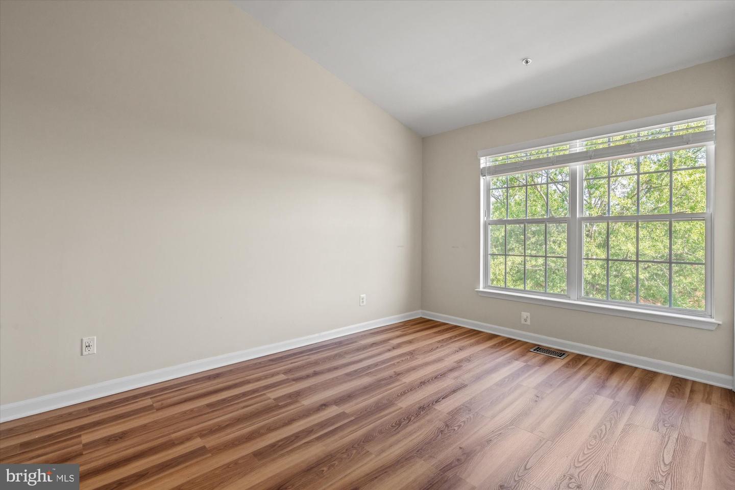 220 Fallsgrove Blvd #3 Property Photo 15
