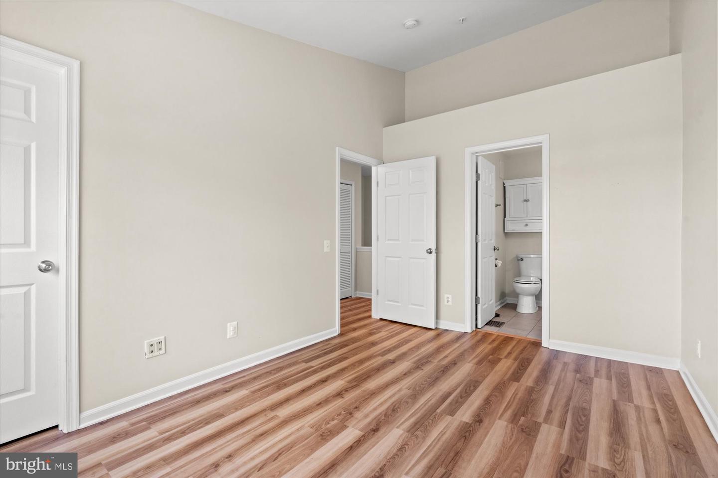 220 Fallsgrove Blvd #3 Property Photo 16