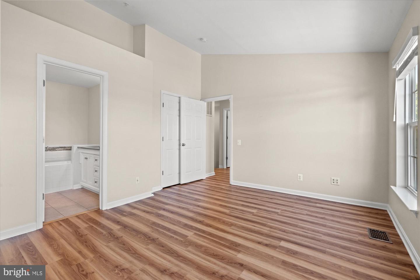 220 Fallsgrove Blvd #3 Property Photo 17