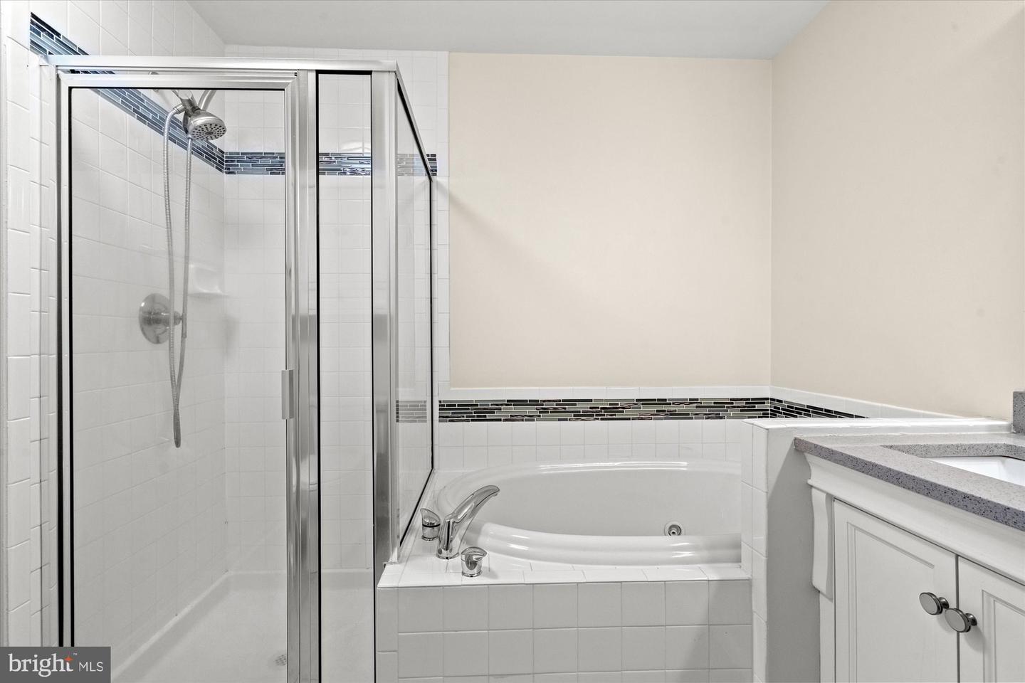 220 Fallsgrove Blvd #3 Property Photo 20