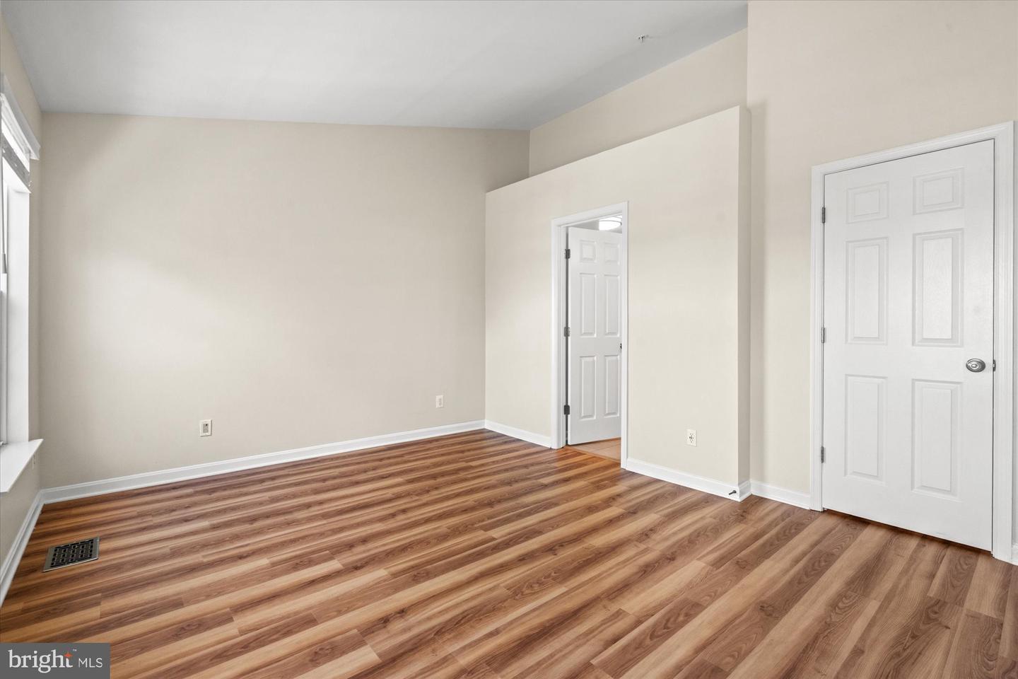 220 Fallsgrove Blvd #3 Property Photo 21