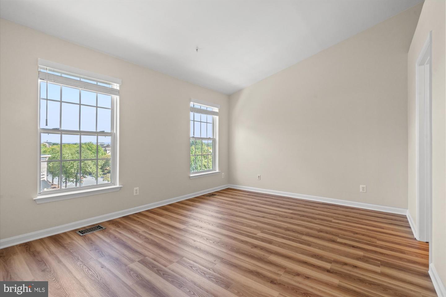 220 Fallsgrove Blvd #3 Property Photo 22