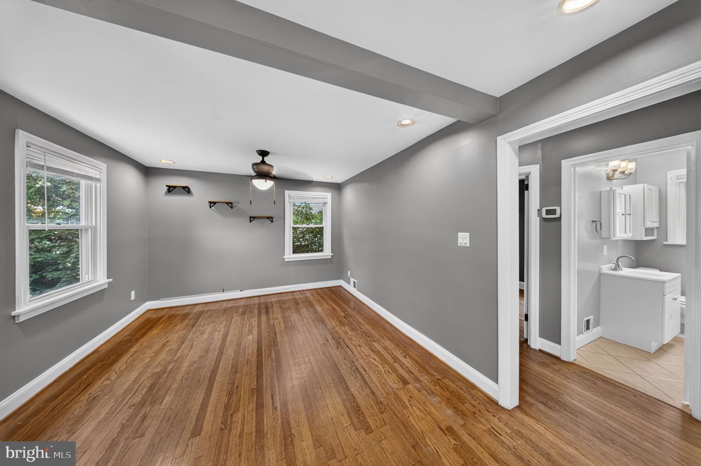 2712 Newton St Property Photo 8