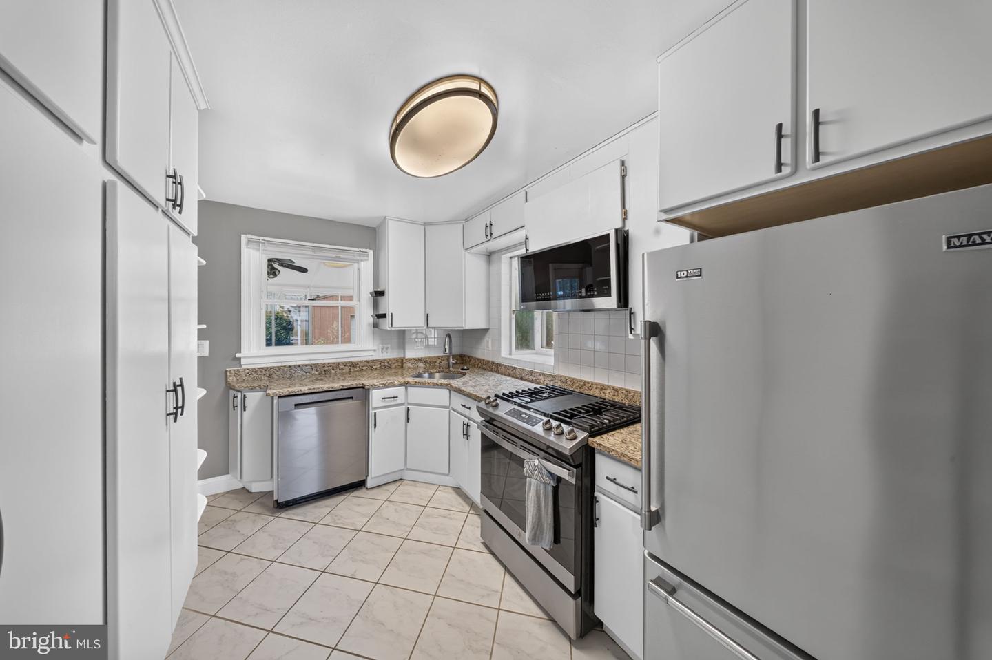2712 Newton St Property Photo 10