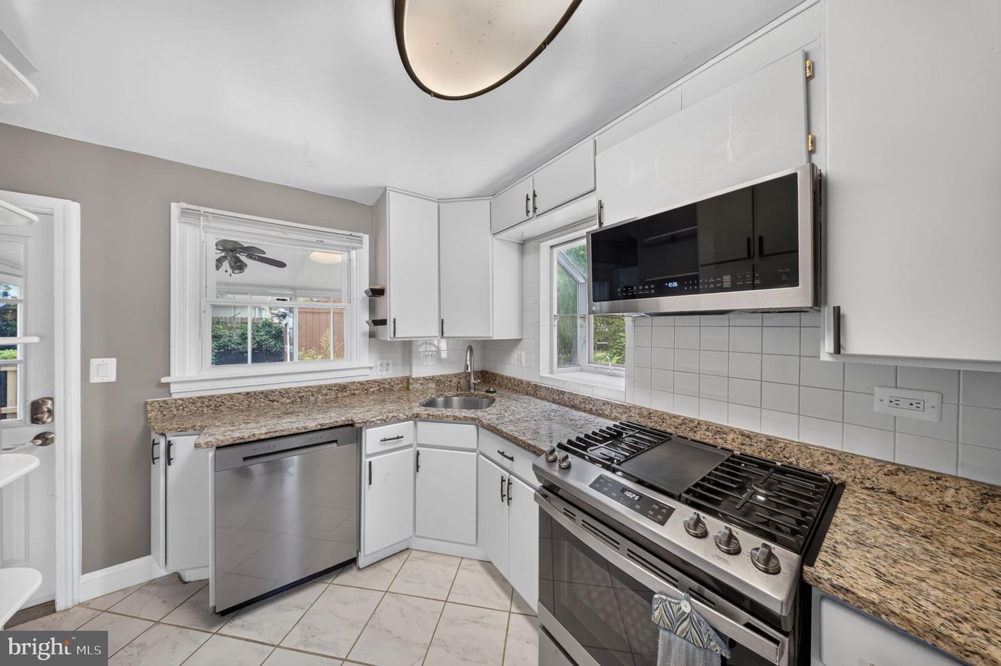 2712 Newton St Property Photo 11
