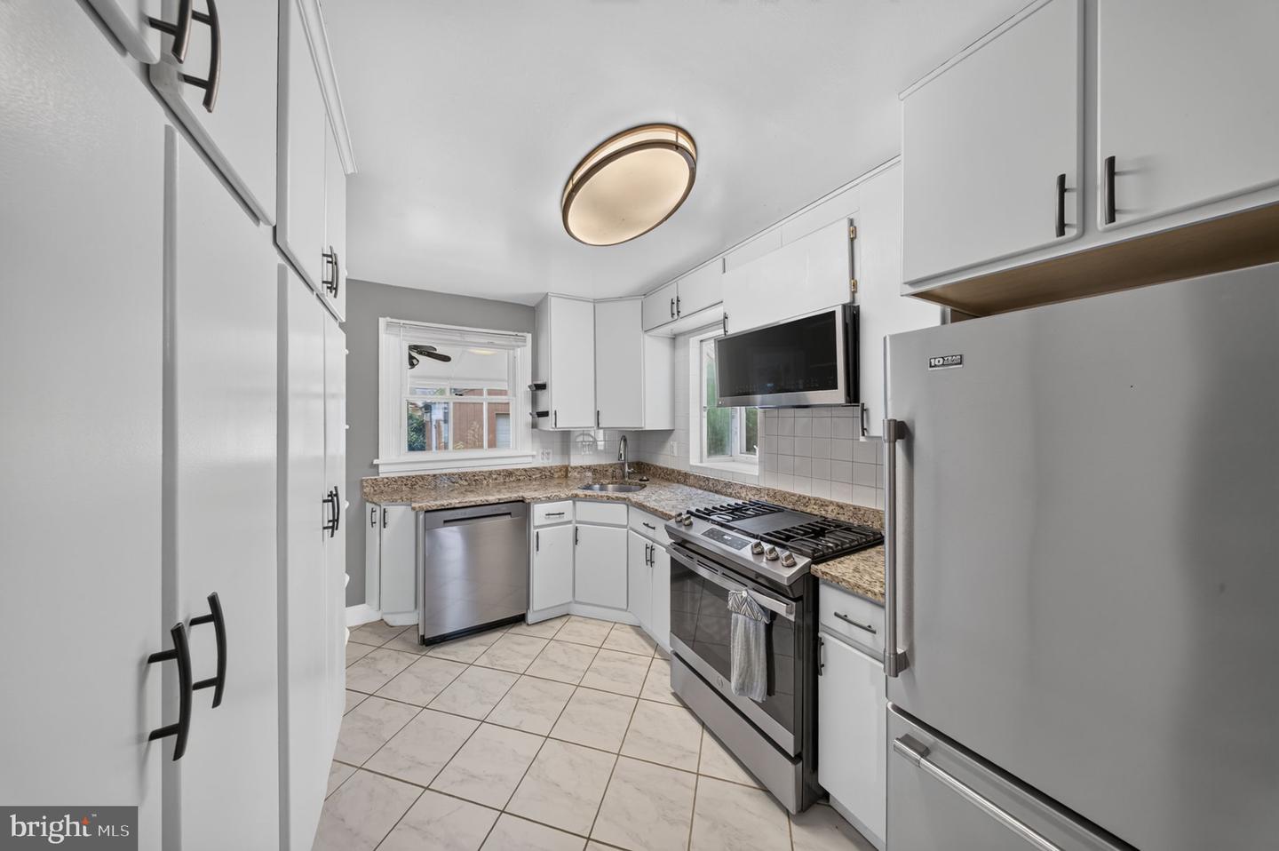 2712 Newton St Property Photo 13
