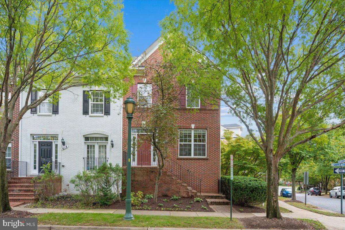 616 GARDEN VIEW SQ Property Photo 1
