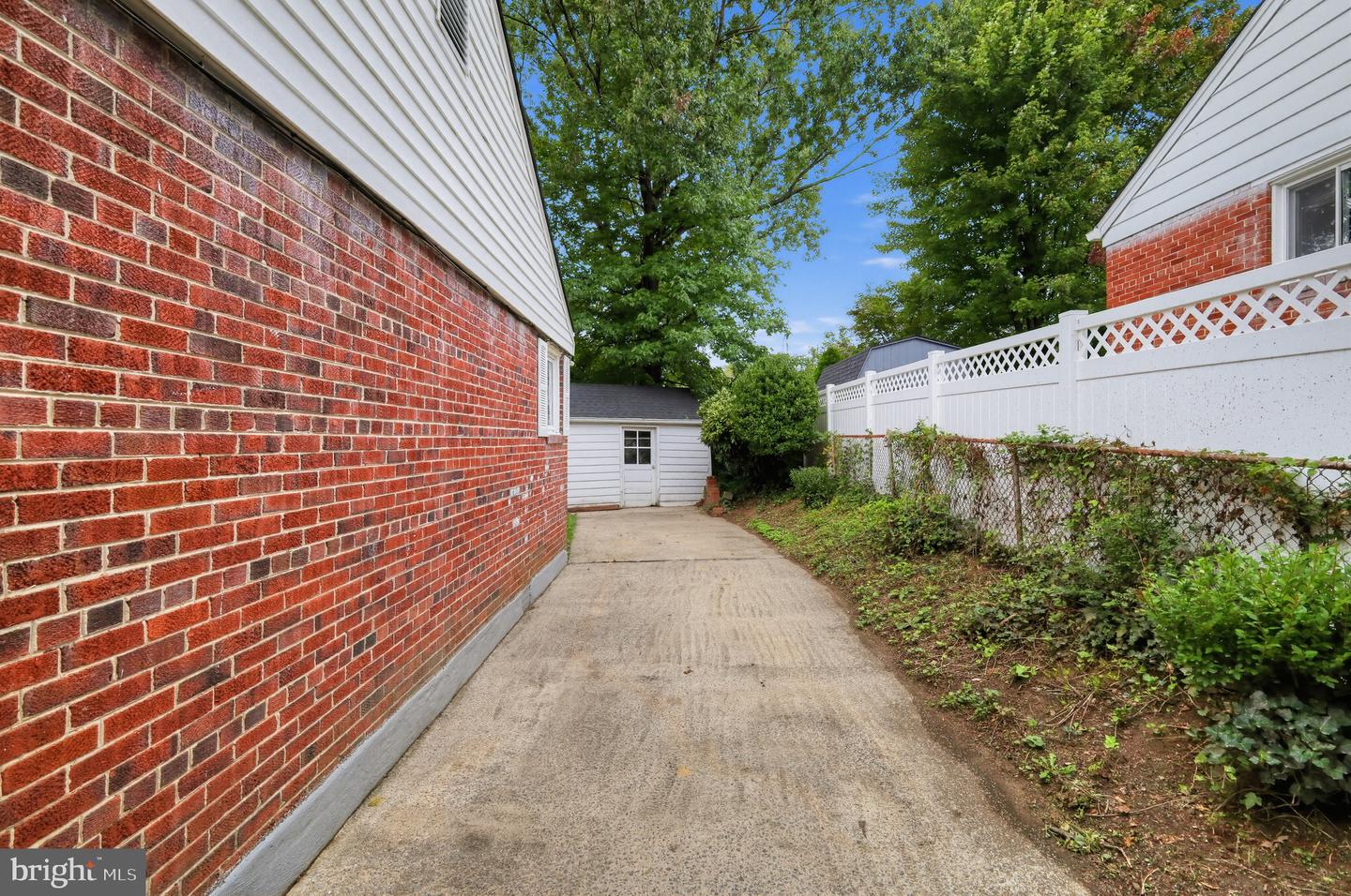 2400 Eugene St Property Photo 23