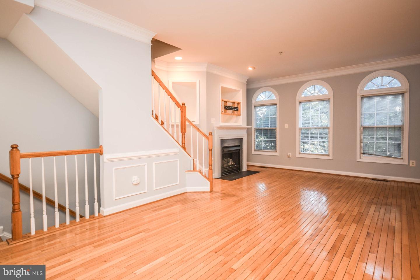 1303 Cameron Hill Ct Property Photo 4