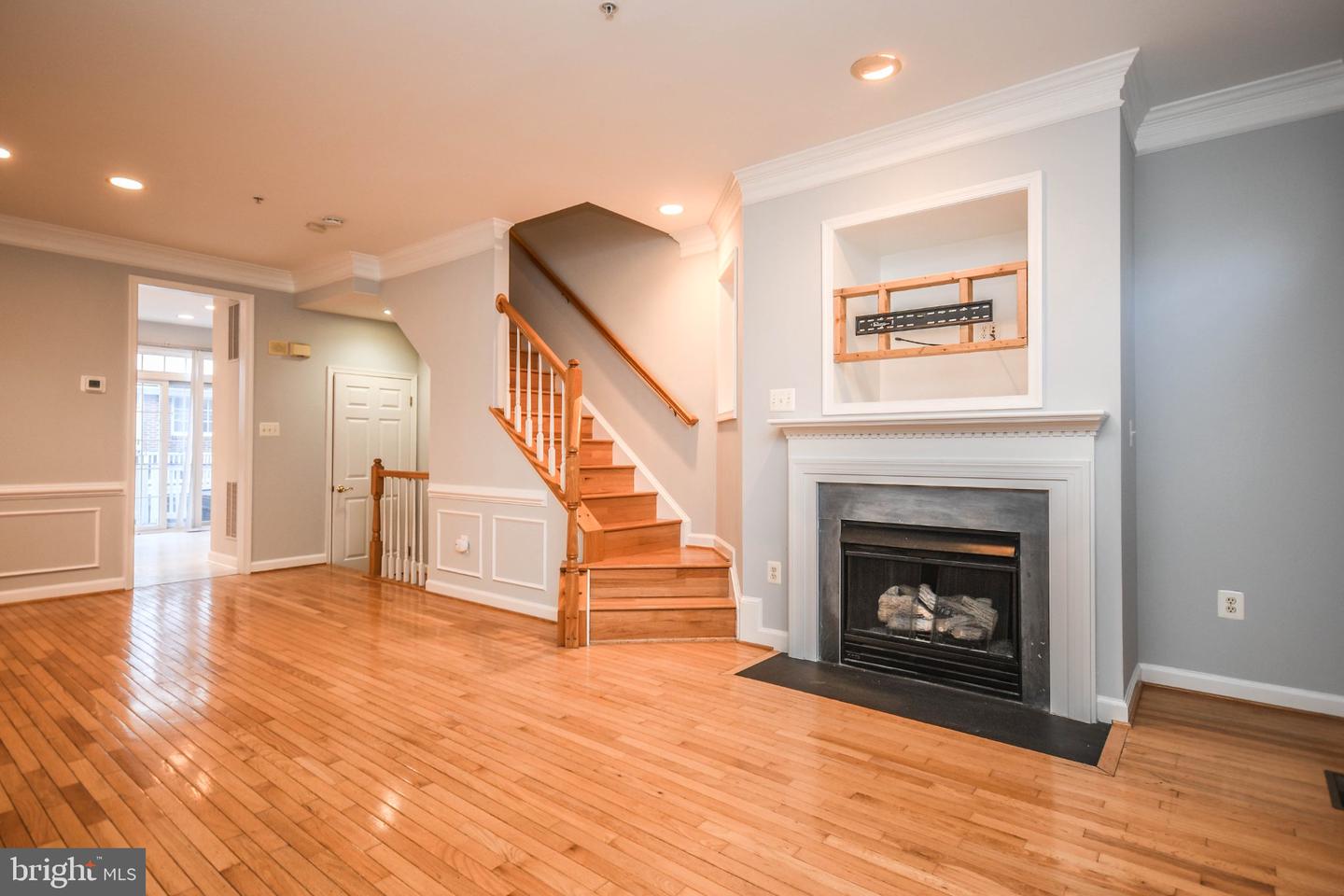 1303 Cameron Hill Ct Property Photo 5