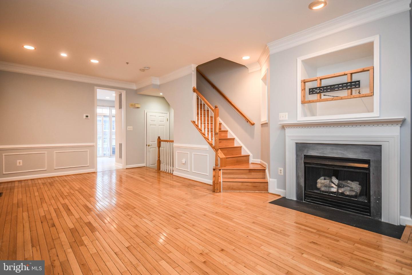 1303 Cameron Hill Ct Property Photo 6