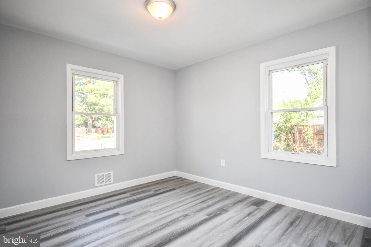 9813 Braddock Rd Property Photo 15