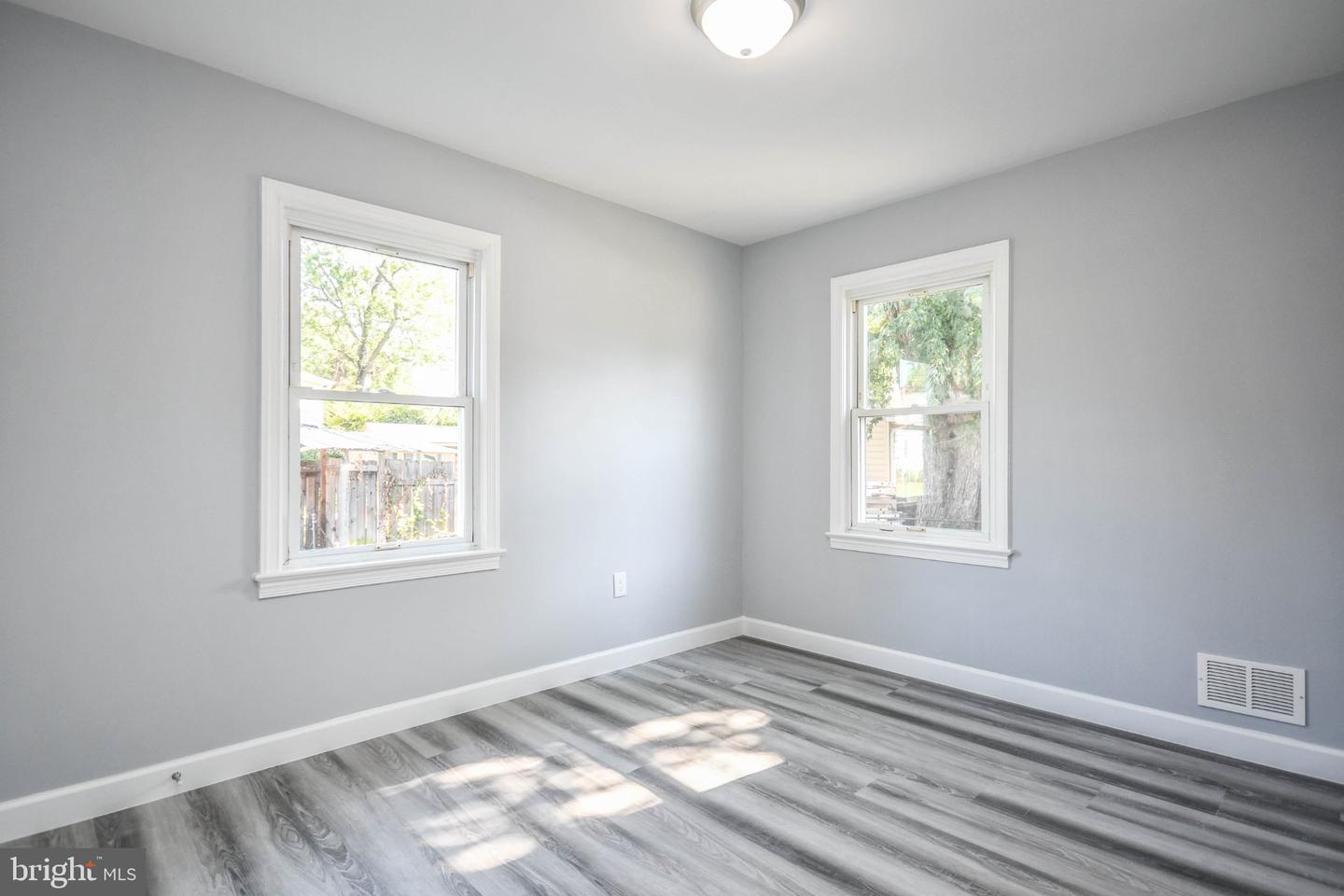 9813 Braddock Rd Property Photo 18
